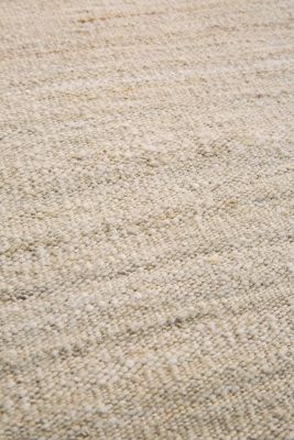 Detailaufnahme des beigen Sand Nomad Kilim Teppichs von Ethnicraft (B 250) mit ethnischer Textur.